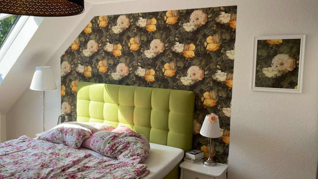 Schlafzimmer mit Blumentapete