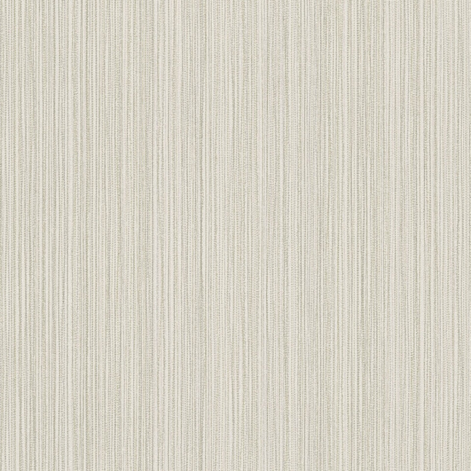 Die Tapete hat eine helle Grau-Farbe und zeigt ein feines, schmales Linienmuster, welches für eine subtile Textur und Dimension auf der Tapete sorgt.